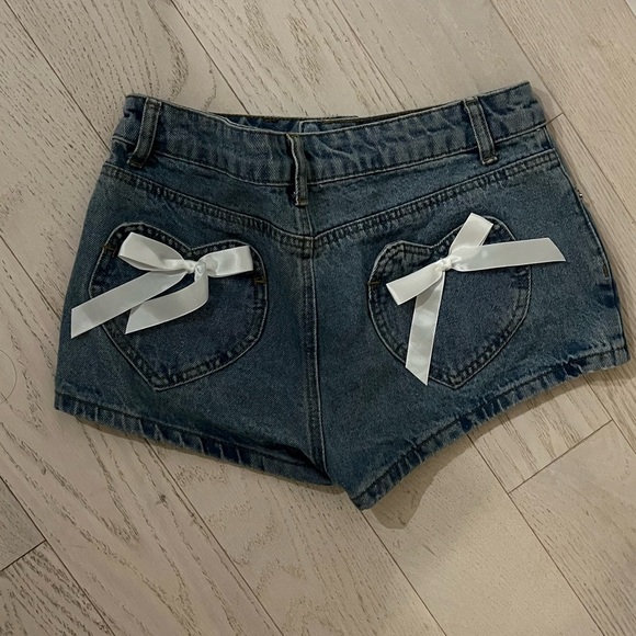 Edikted Bow Shorts - Picture 5 of 5